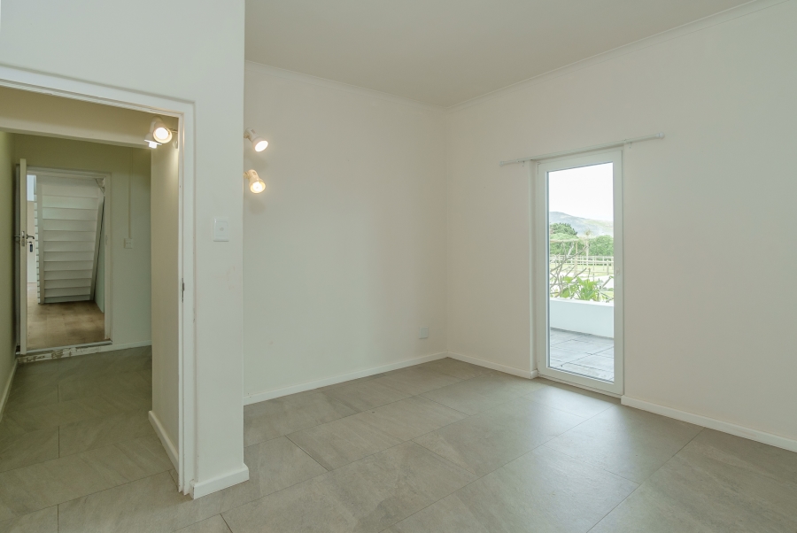 6 Bedroom Property for Sale in Meadowsteads Western Cape